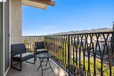 5405 Carlton St #303, Oakland, CA 94618