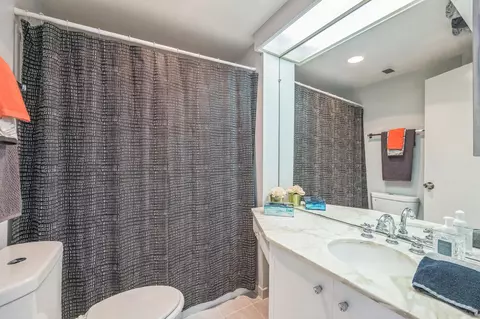 Bath - 2550 Dana St #2F, Berkeley, CA 94704 photo 1 of 1