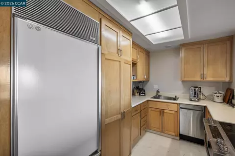 Kitchen - 2 Panoramic Way #304, Berkeley, CA 94704 photo 3 of 6