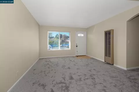 Living - 816 Grant St, Vallejo, CA 94590 photo 2 of 5