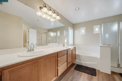 Bath - 738 Marsh Pl, Fairfield, CA 94533 photo 2 of 4