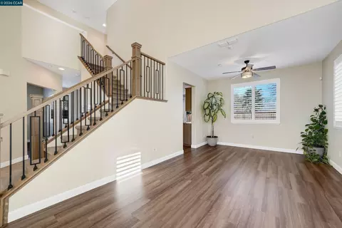 Living - 738 Marsh Pl, Fairfield, CA 94533 photo 1 of 5