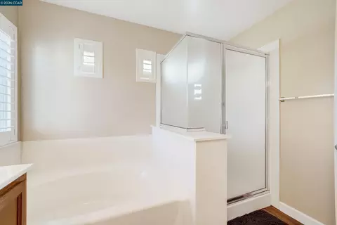Bath - 738 Marsh Pl, Fairfield, CA 94533 photo 3 of 4