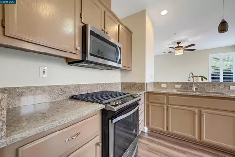 Kitchen - 738 Marsh Pl, Fairfield, CA 94533 photo 2 of 5