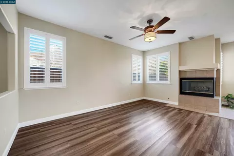 Living - 738 Marsh Pl, Fairfield, CA 94533 photo 4 of 5
