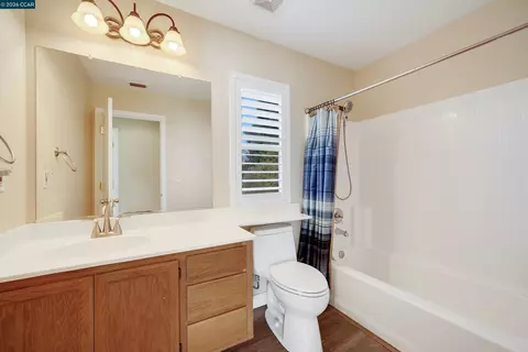 Bath - 738 Marsh Pl, Fairfield, CA 94533 photo 4 of 4