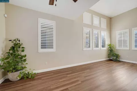 Living - 738 Marsh Pl, Fairfield, CA 94533 photo 2 of 5