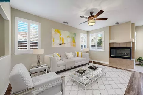Living - 738 Marsh Pl, Fairfield, CA 94533 photo 3 of 5