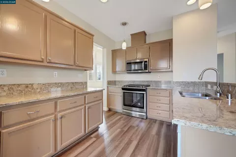 Kitchen - 738 Marsh Pl, Fairfield, CA 94533 photo 4 of 5
