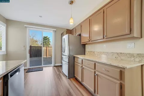 Kitchen - 738 Marsh Pl, Fairfield, CA 94533 photo 3 of 5