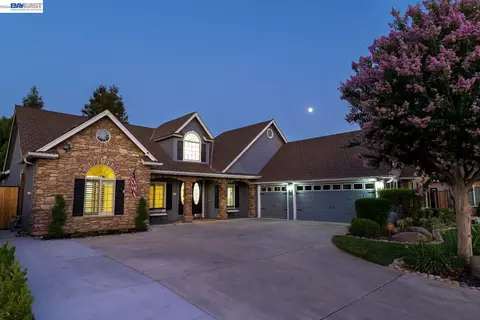 302 N Denton Ct, Visalia, CA 93291 photo 1