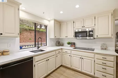 Kitchen - 28 Harrington Rd, Moraga, CA 94556 photo 2 of 4