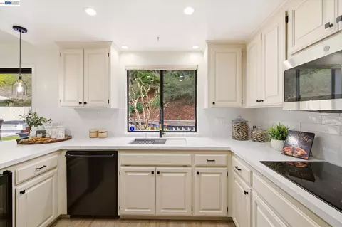 Kitchen - 28 Harrington Rd, Moraga, CA 94556 photo 3 of 4