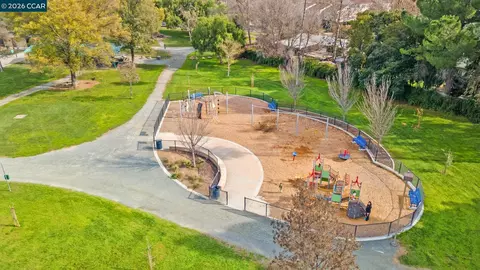View/Area - 1133 Meadow Ln #106, Concord, CA 94520 photo 4 of 5