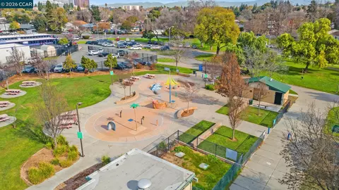View/Area - 1133 Meadow Ln #106, Concord, CA 94520 photo 3 of 5