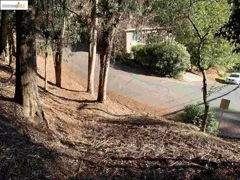 6698 Moore Dr, Oakland, CA 94611