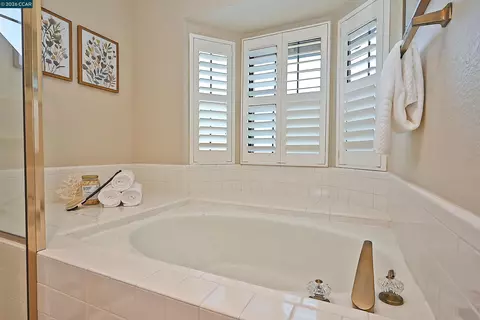 Bath - 137 Haslemere, Lafayette, CA 94549 photo 4 of 5