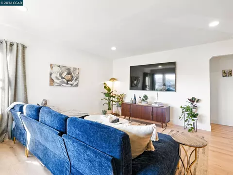 Living - 20 Chesley Ct, Vallejo, CA 94591 photo 1 of 1