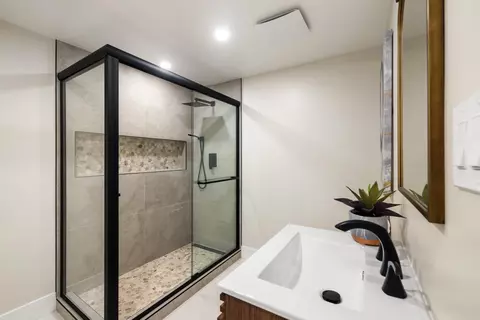 Bath - 483 Boynton Ave, Berkeley, CA 94707 photo 6 of 6