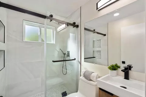 Bath - 483 Boynton Ave, Berkeley, CA 94707 photo 4 of 6