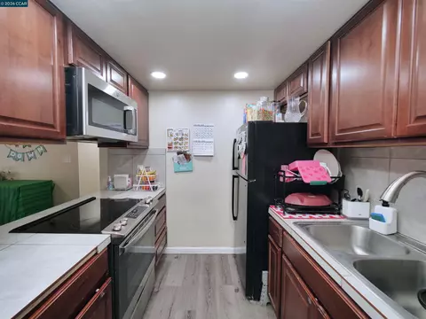 Kitchen - 2500 Haddon Ave, Modesto, CA 95354 photo 3 of 5