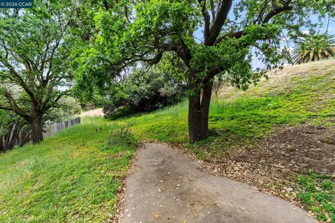 Exterior - 2220 S Crest Ave, Martinez, CA 94553 photo 3 of 4