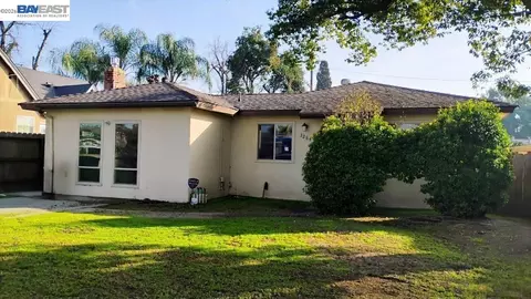 3284 E Pine Ave, Fresno, CA 93703