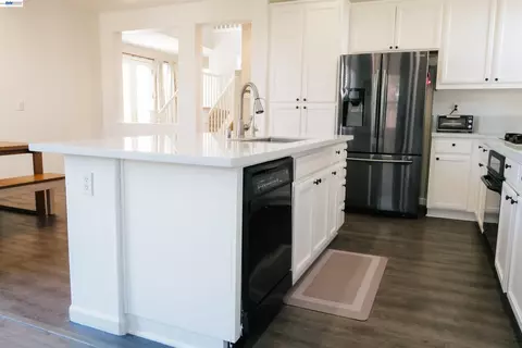 Kitchen - 2689 Jackson Ave, Tracy, CA 95377 photo 2 of 3