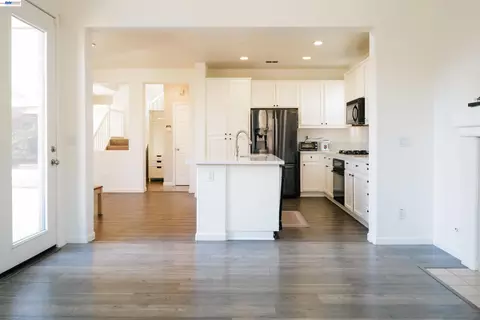 Entry Way - 2689 Jackson Ave, Tracy, CA 95377 photo 5 of 9