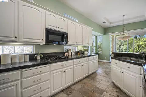 Kitchen - 8 Rock Ridge Ct, Copperopolis, CA 95228 photo 2 of 5