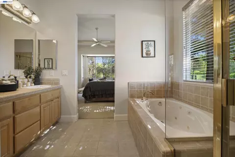 Bath - 8 Rock Ridge Ct, Copperopolis, CA 95228 photo 3 of 4