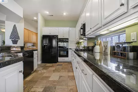 Kitchen - 8 Rock Ridge Ct, Copperopolis, CA 95228 photo 4 of 5