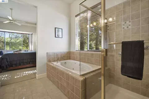 Bath - 8 Rock Ridge Ct, Copperopolis, CA 95228 photo 2 of 4