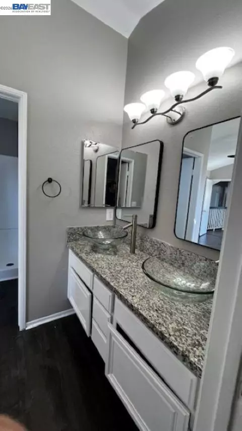 Bath - 2310 Lightcap St, Lancaster, CA 93535 photo 2 of 3