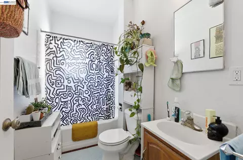 Bath - 1682 Oxford St, Berkeley, CA 94709 photo 2 of 3