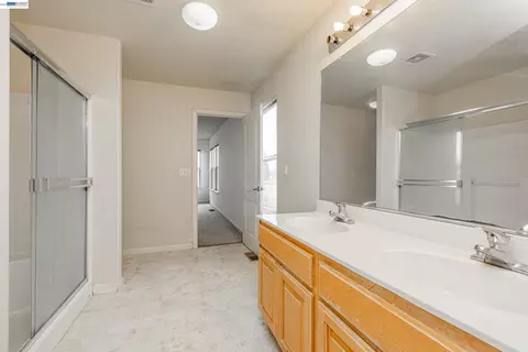 Bath - 1255 Day Light Dr, Merced, CA 95348 photo 3 of 4