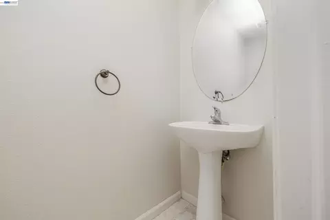 Bath - 1255 Day Light Dr, Merced, CA 95348 photo 1 of 4