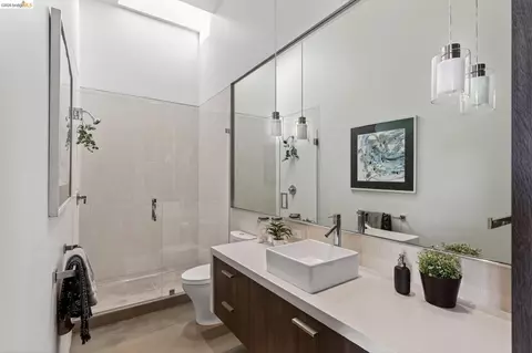 Bath - 811 Folger Ave, Berkeley, CA 94710 photo 1 of 2