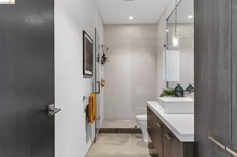 Bath - 811 Folger Ave, Berkeley, CA 94710 photo 2 of 2