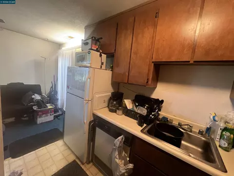 Kitchen - 199 Mariner Dr, Vallejo, CA 94591 photo 2 of 3