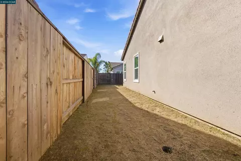 Exterior - 1501 Empire Dr, Lodi, CA 95242 photo 8 of 9