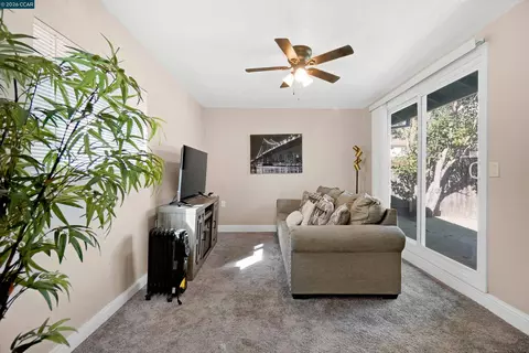 Living - 601 Russell St, Vallejo, CA 94591 photo 5 of 5