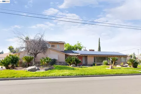 805 Lyon Ave, Sanger, CA 93657