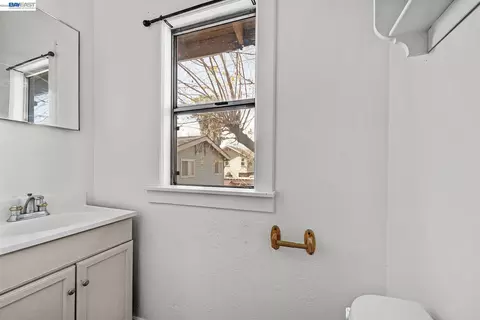 Bath - 1243 Parker Ave, Tracy, CA 95376 photo 4 of 4