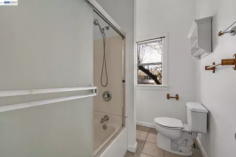 Bath - 1243 Parker Ave, Tracy, CA 95376 photo 3 of 4