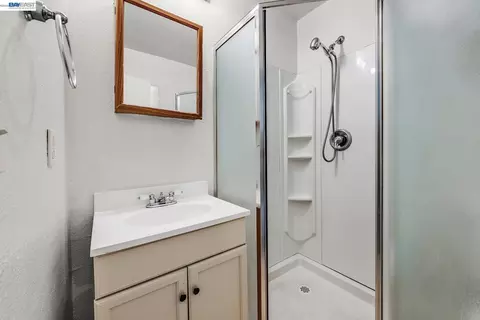 Bath - 1243 Parker Ave, Tracy, CA 95376 photo 2 of 4