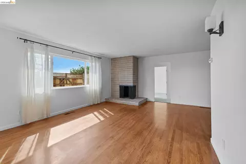 Living - 1509 Lassen Ct, Vallejo, CA 94591 photo 2 of 8