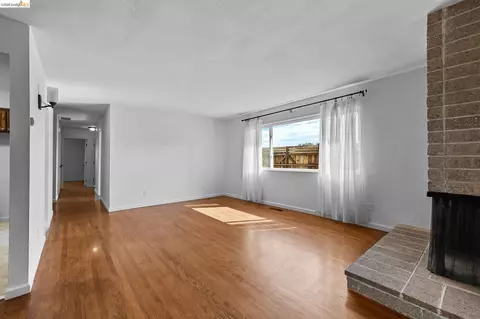 Living - 1509 Lassen Ct, Vallejo, CA 94591 photo 5 of 8