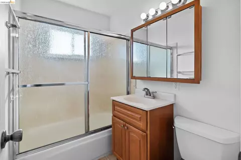 Bath - 1509 Lassen Ct, Vallejo, CA 94591 photo 1 of 2