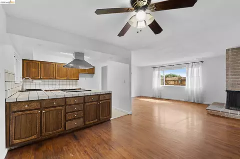 Living - 1509 Lassen Ct, Vallejo, CA 94591 photo 6 of 8